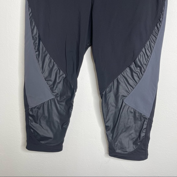 Charli Cohen Designer Activewear HighWaist Laser
Capri Legging Large Retail $275 - Picture 6 of 13